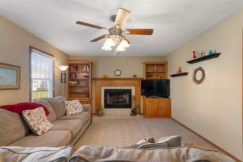 905 Eddy Rd, Bloomington, IL 61704 photo 9
