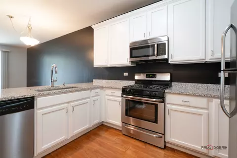 Kitchen - 2855 Falling Waters Dr, Lindenhurst, IL 60046 photo 1 of 2