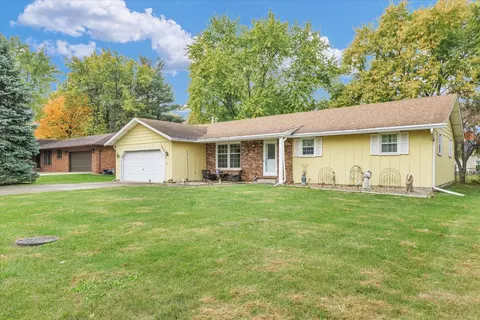 706 Hillside Dr, Monticello, IL 61856