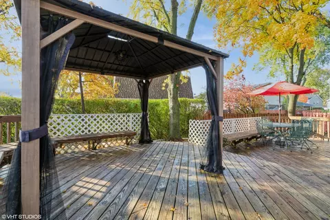 Exterior - 807 Tanglewood Dr, Wheeling, IL 60090 photo 4 of 10