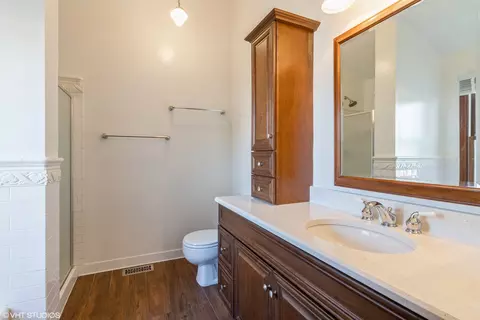 Bath - 807 Tanglewood Dr, Wheeling, IL 60090 photo 2 of 4