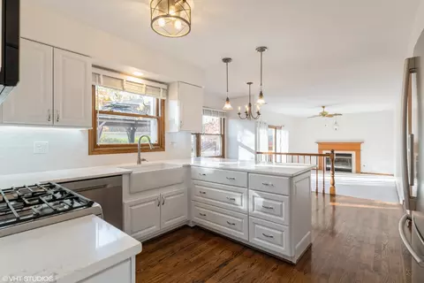 Kitchen - 807 Tanglewood Dr, Wheeling, IL 60090 photo 2 of 3