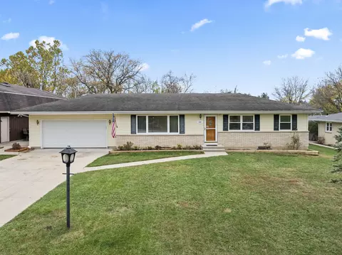 133 Sunset Dr, Carpentersville, IL 60110