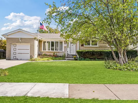 813 S School St, Mount Prospect, IL 60056