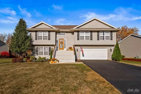 404 SW Benedict Dr, Poplar Grove, IL 61065
