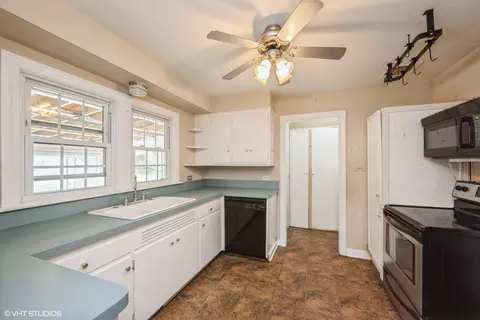 Kitchen - 1781 Whitcomb Ave, Des Plaines, IL 60018 photo 1 of 2