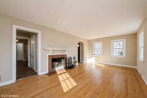 Living - 1781 Whitcomb Ave, Des Plaines, IL 60018 photo 2 of 4