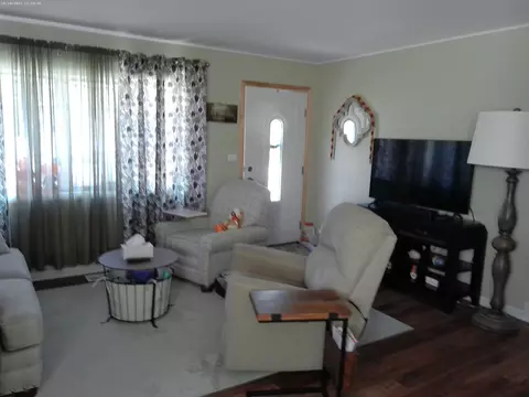 Living - 277 Fletcher Dr, Wheeling, IL 60090 photo 3 of 4