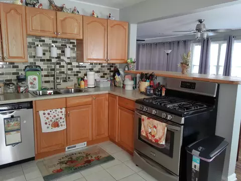 Kitchen - 277 Fletcher Dr, Wheeling, IL 60090 photo 2 of 2