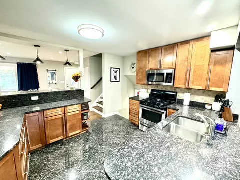 Kitchen - 573 N 6th Ave, Des Plaines, IL 60016 photo 2 of 5