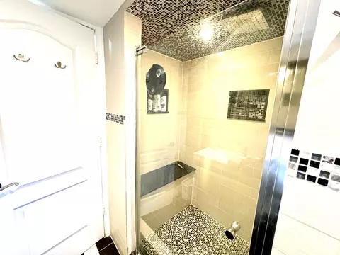 Bath - 573 N 6th Ave, Des Plaines, IL 60016 photo 3 of 3