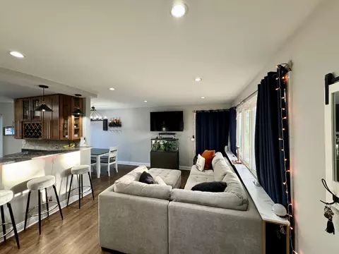 Living - 573 N 6th Ave, Des Plaines, IL 60016 photo 3 of 3
