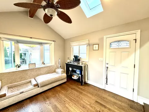 Entry Way - 573 N 6th Ave, Des Plaines, IL 60016 photo 1 of 1