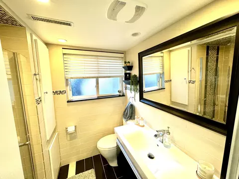 Bath - 573 N 6th Ave, Des Plaines, IL 60016 photo 2 of 3