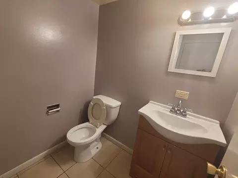Bath - 189 Robert Ct #C, Bartlett, IL 60103 photo 1 of 2