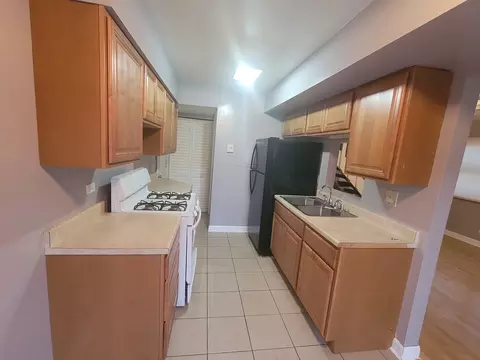 Kitchen - 189 Robert Ct #C, Bartlett, IL 60103 photo 2 of 3