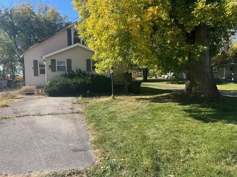 215 E Warren St, Warrensburg, IL 62573