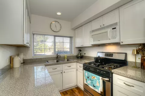 Kitchen - 1982 Muirfield Cir, Elgin, IL 60123 photo 2 of 3