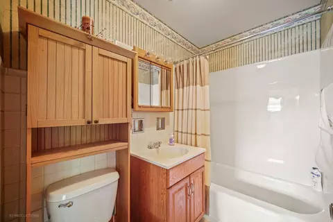Bath - 3016 Sangamon St, Steger, IL 60475 photo 1 of 2