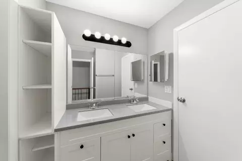 Bath - 1942 Georgetown Ln, Hoffman Estates, IL 60169 photo 2 of 2