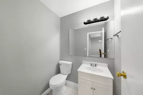 Bath - 1942 Georgetown Ln, Hoffman Estates, IL 60169 photo 1 of 2