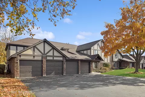 1435 Johnstown Ln #D, Wheaton, IL 60189