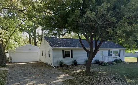 907 Pin Oak Dr, Mahomet, IL 61853