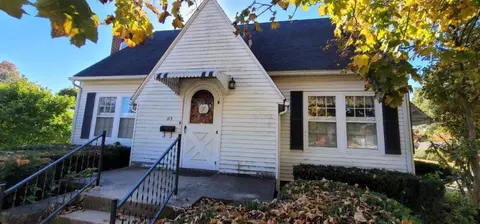 615 W 12th St, Sterling, IL 61081