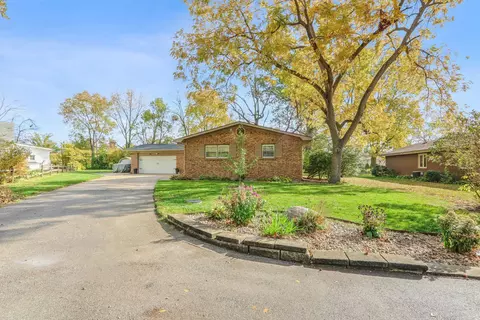 708 E Woodland Dr, Saint Joseph, IL 61873