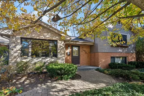 1565 Crabtree Ln, Deerfield, IL 60015