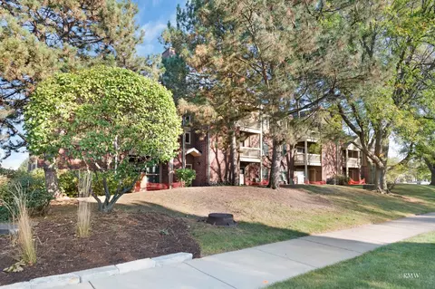 202 Glengarry Dr #208, Bloomingdale, IL 60108