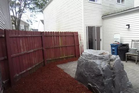 Exterior - 916 Symphony Dr, Aurora, IL 60505 photo 6 of 6