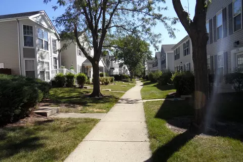 Exterior - 916 Symphony Dr, Aurora, IL 60505 photo 2 of 6