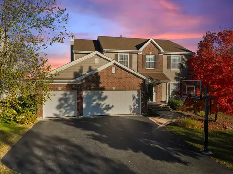 264 Creekside Ct, Lindenhurst, IL 60046