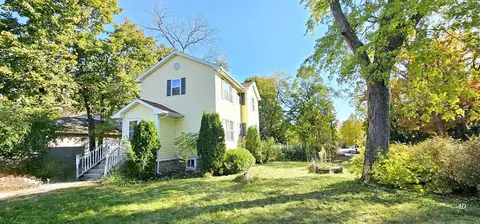 2820 Hickory Dr, Mccullom Lake, IL 60050
