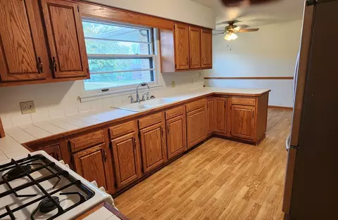 2002 Walnut St, Peru, IL 61354 photo 4