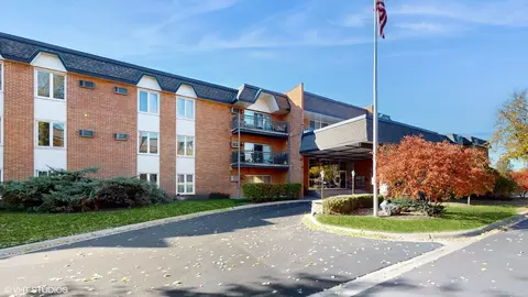 4220 Saratoga Ave #111, Downers Grove, IL 60515