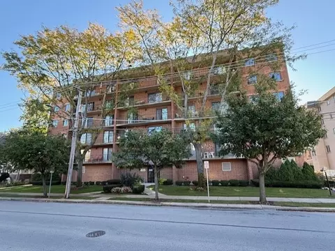 825 Center St #201, Des Plaines, IL 60016