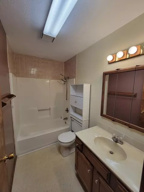 Bath - 1314 Challis Dr, Bloomington, IL 61704 photo 1 of 2