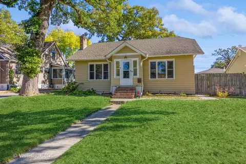 9 N Adams St, North Aurora, IL 60542
