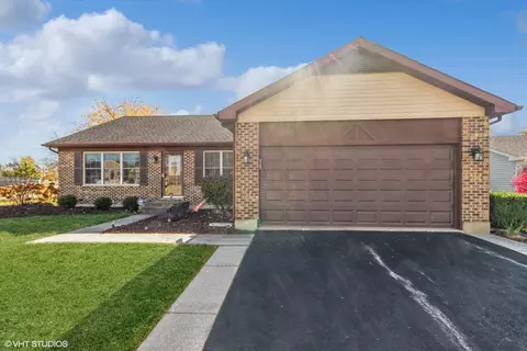 1010 Pheasant Trl, Carol Stream, IL 60188