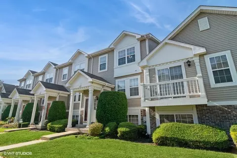 402 Holiday Ln #402, Hainesville, IL 60073