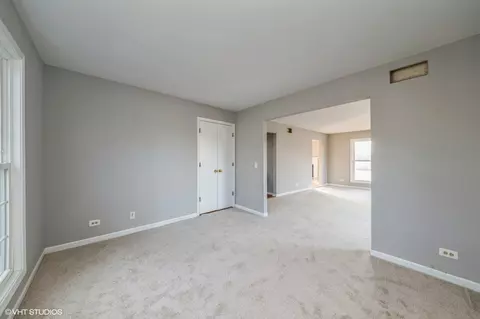 990 Cobblers Crossing Xing, Elgin, IL 60120 photo 3