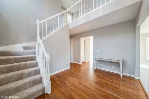 990 Cobblers Crossing Xing, Elgin, IL 60120 photo 2