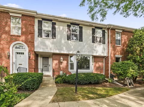9039 Lincolnwood Dr, Evanston, IL 60203