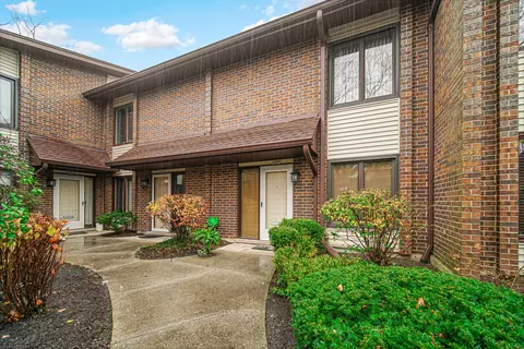1089 Deerfield Pl, Highland Park, IL 60035