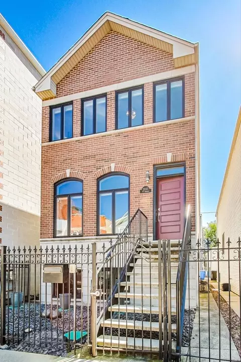 2043 W Superior St, Chicago, IL 60612