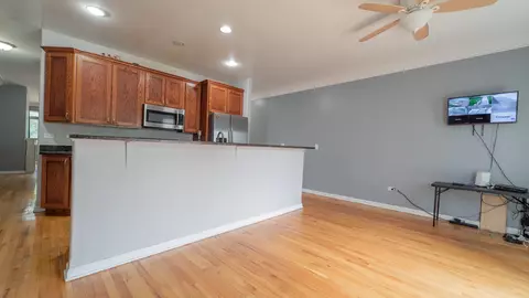 2878 E 94th St, Chicago, IL 60617 photo 10