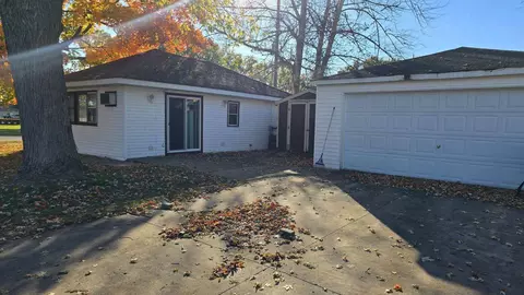 513 W Bally Rd, Mchenry, IL 60050 photo 2