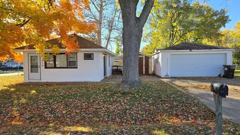 513 W Bally Rd, Mchenry, IL 60050